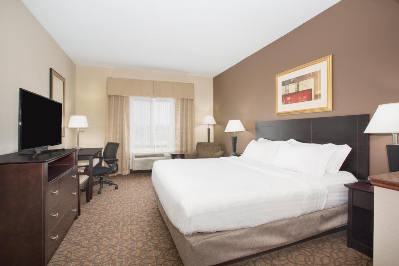 Holiday Inn Express Hotel & Suites Concordia Us 81 By Ihg Exteriör bild