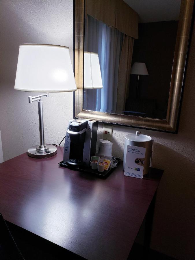 Holiday Inn Express Hotel & Suites Concordia Us 81 By Ihg Exteriör bild