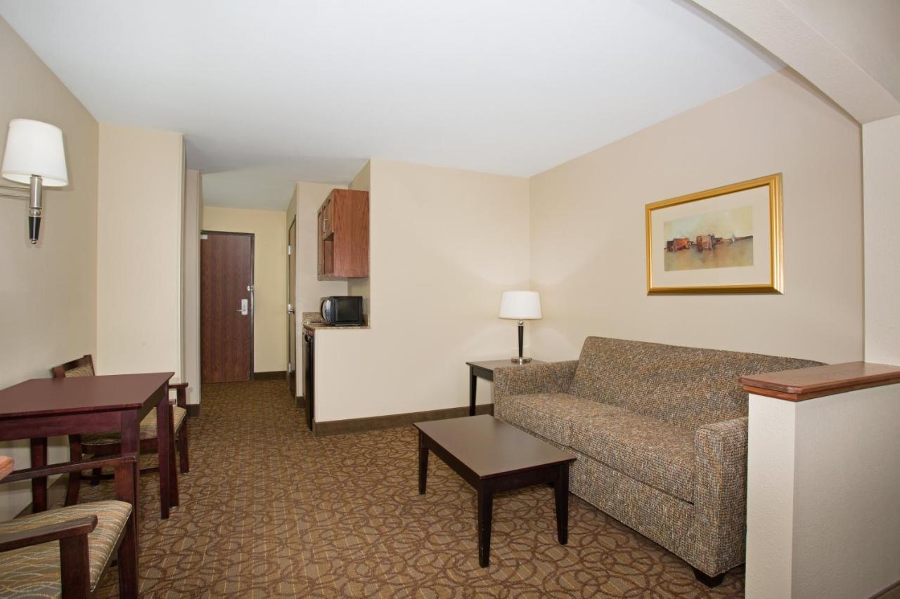 Holiday Inn Express Hotel & Suites Concordia Us 81 By Ihg Exteriör bild