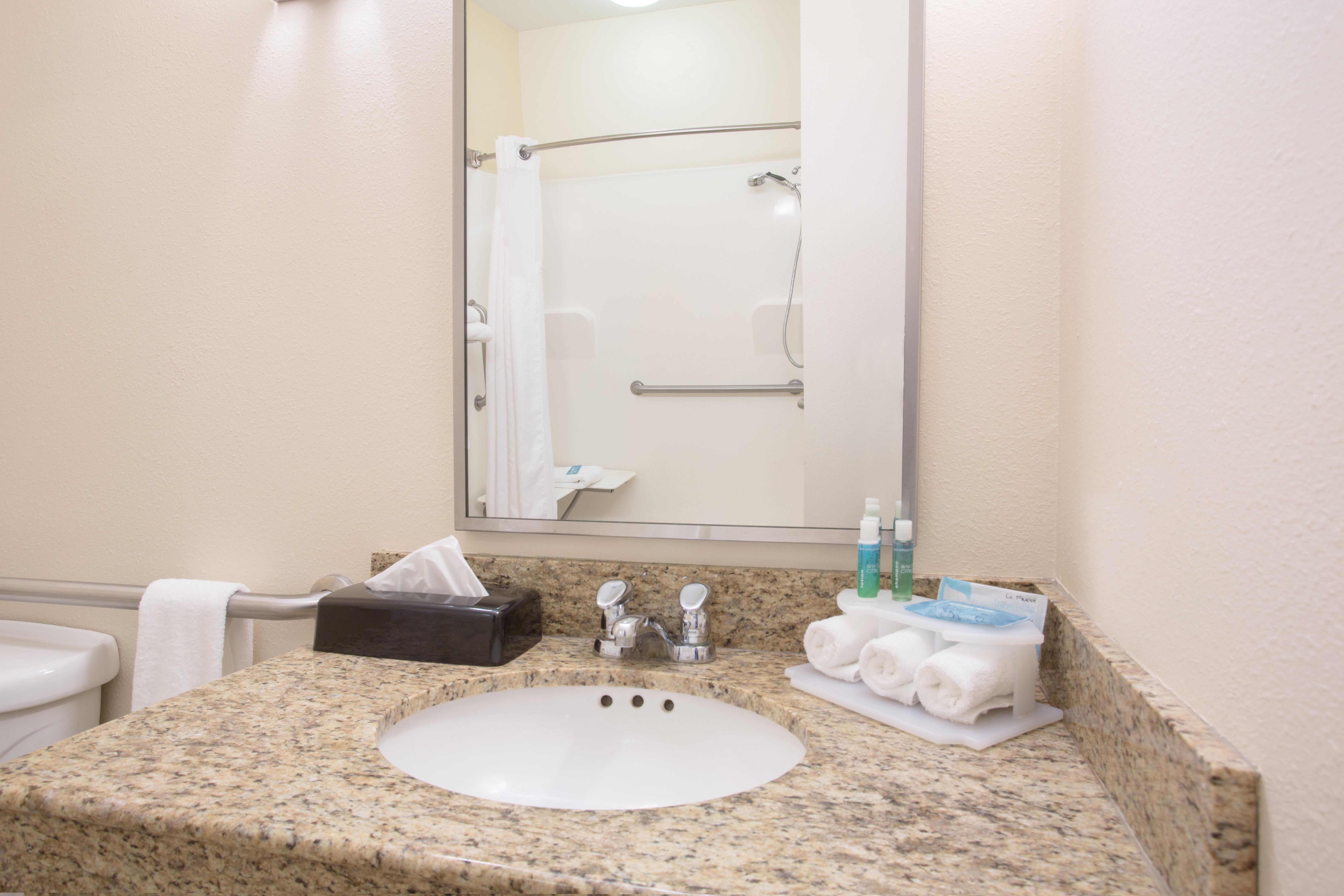 Holiday Inn Express Hotel & Suites Concordia Us 81 By Ihg Exteriör bild