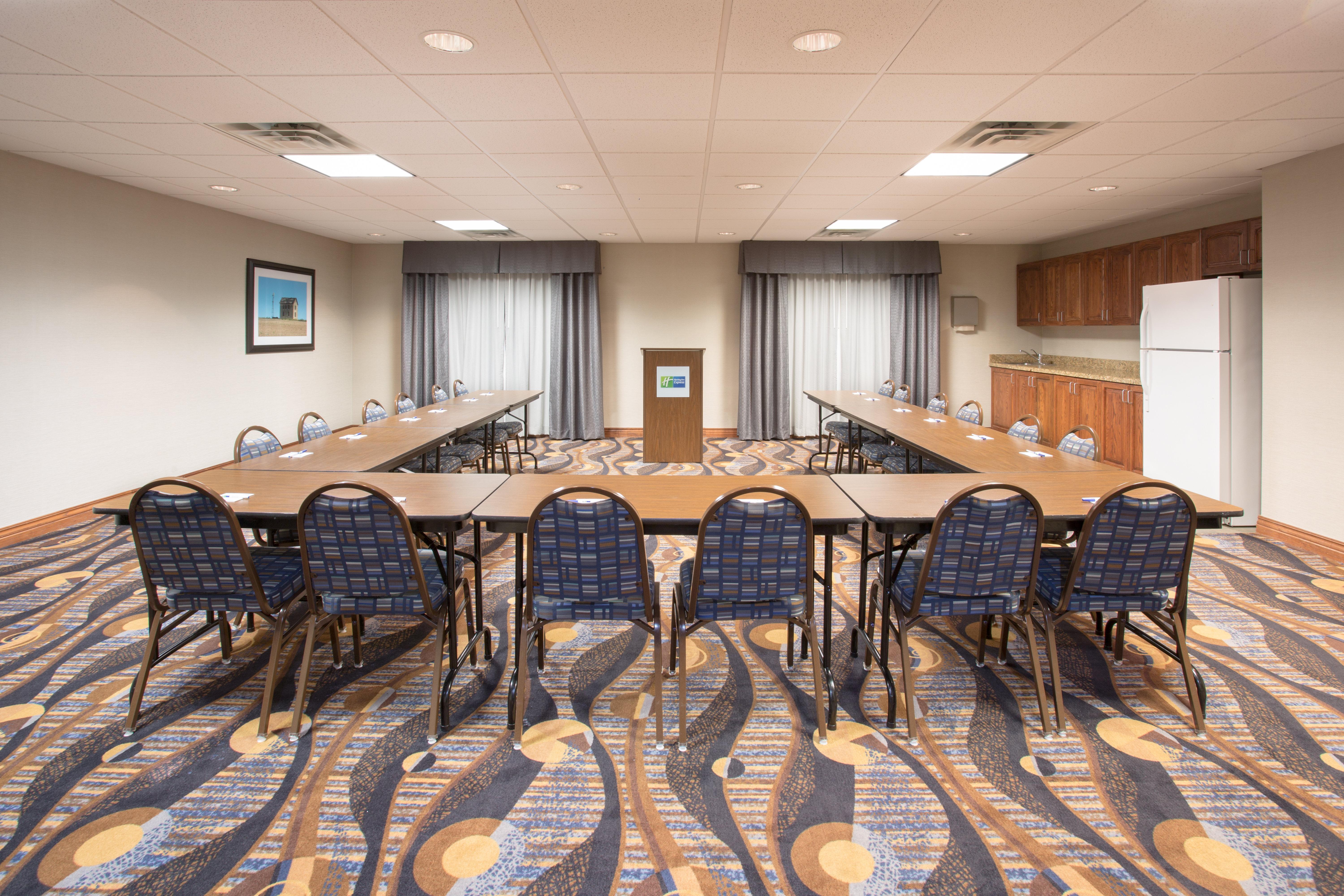Holiday Inn Express Hotel & Suites Concordia Us 81 By Ihg Exteriör bild