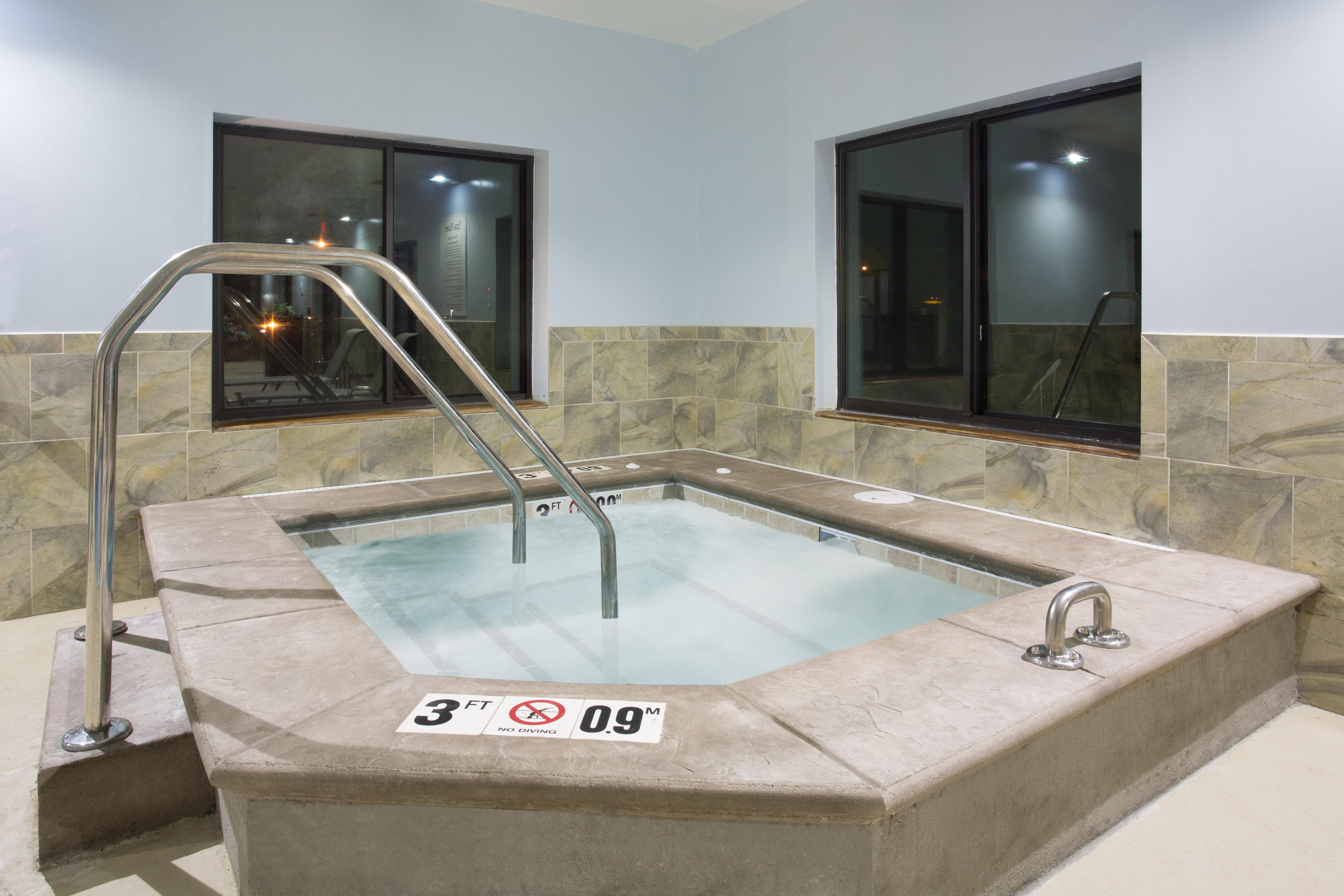 Holiday Inn Express Hotel & Suites Concordia Us 81 By Ihg Exteriör bild