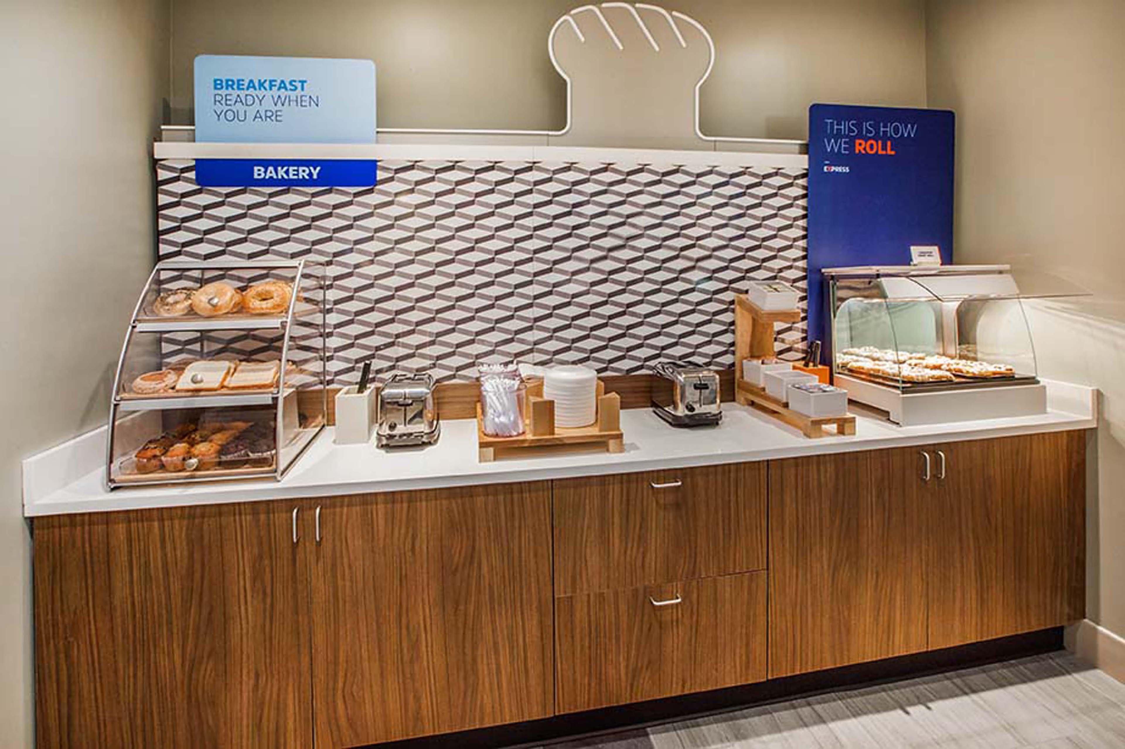 Holiday Inn Express Hotel & Suites Concordia Us 81 By Ihg Exteriör bild