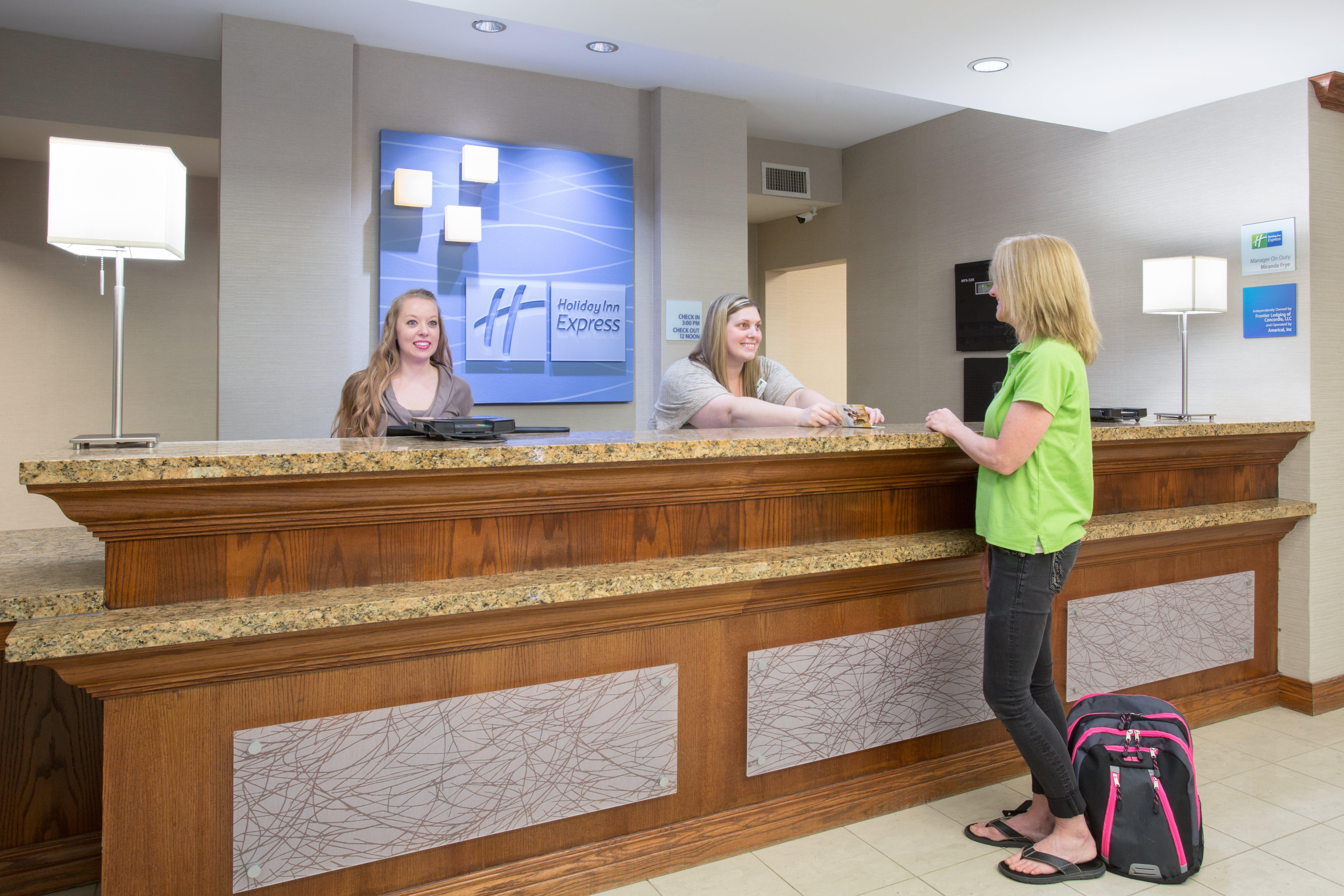 Holiday Inn Express Hotel & Suites Concordia Us 81 By Ihg Exteriör bild