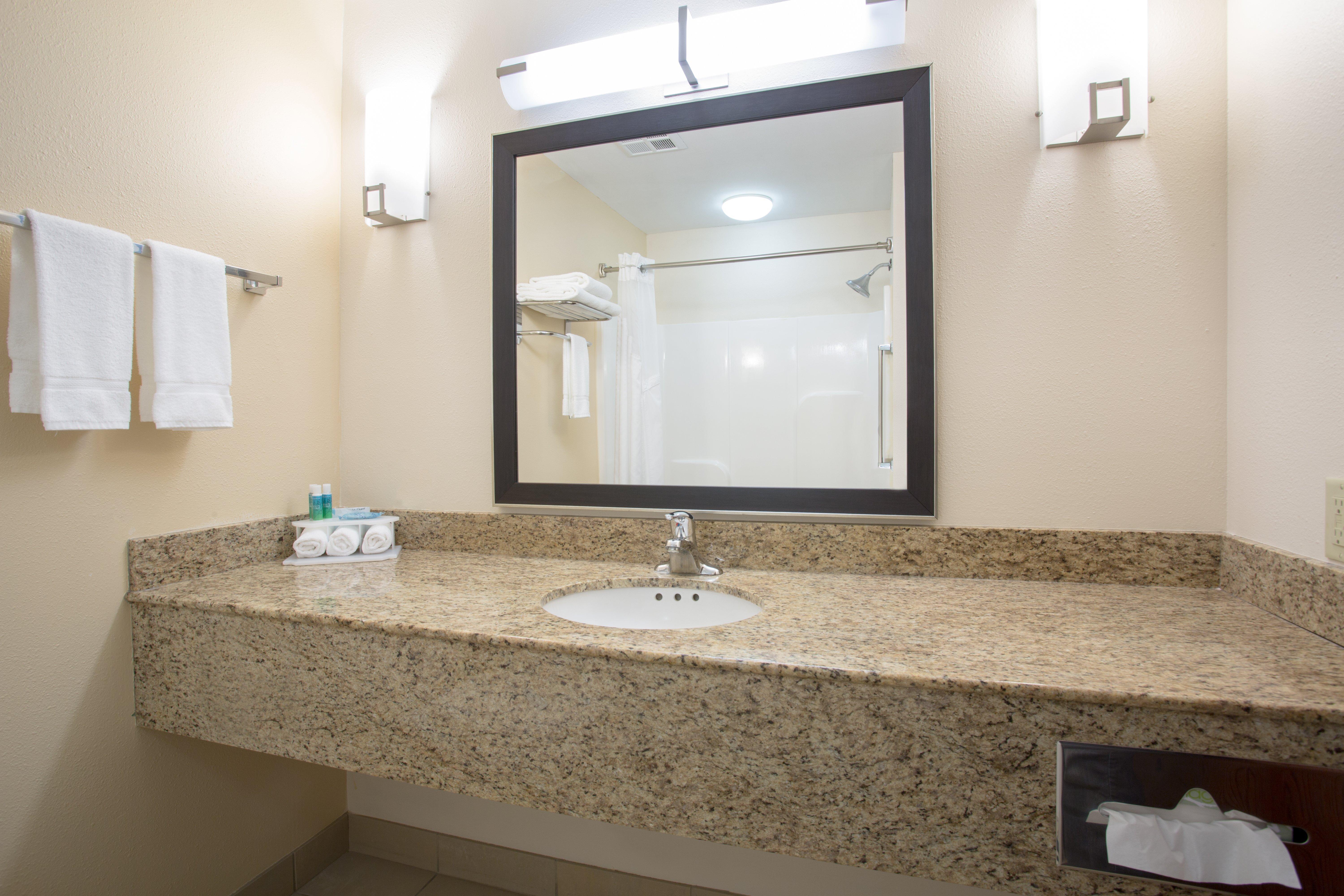 Holiday Inn Express Hotel & Suites Concordia Us 81 By Ihg Exteriör bild