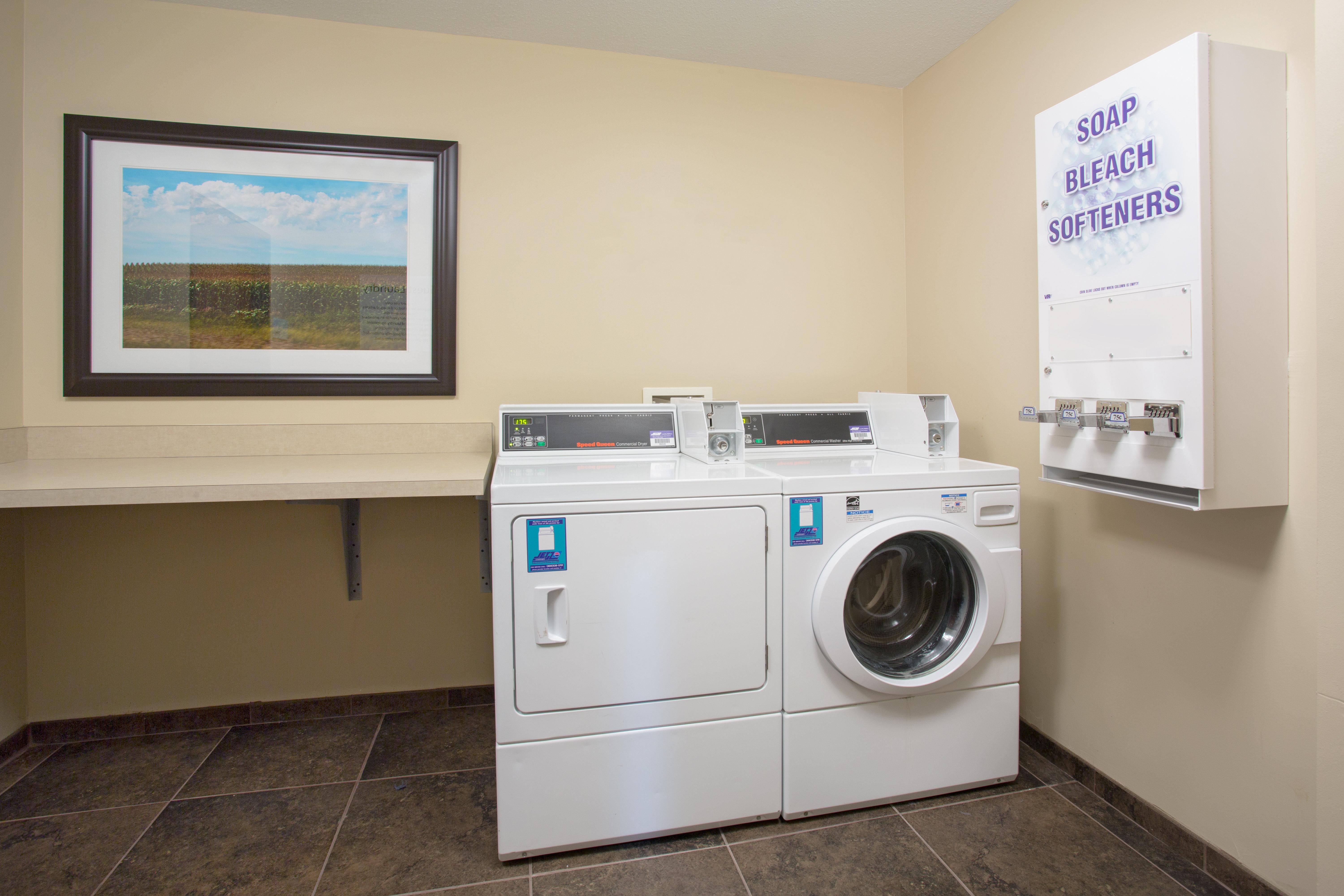 Holiday Inn Express Hotel & Suites Concordia Us 81 By Ihg Exteriör bild