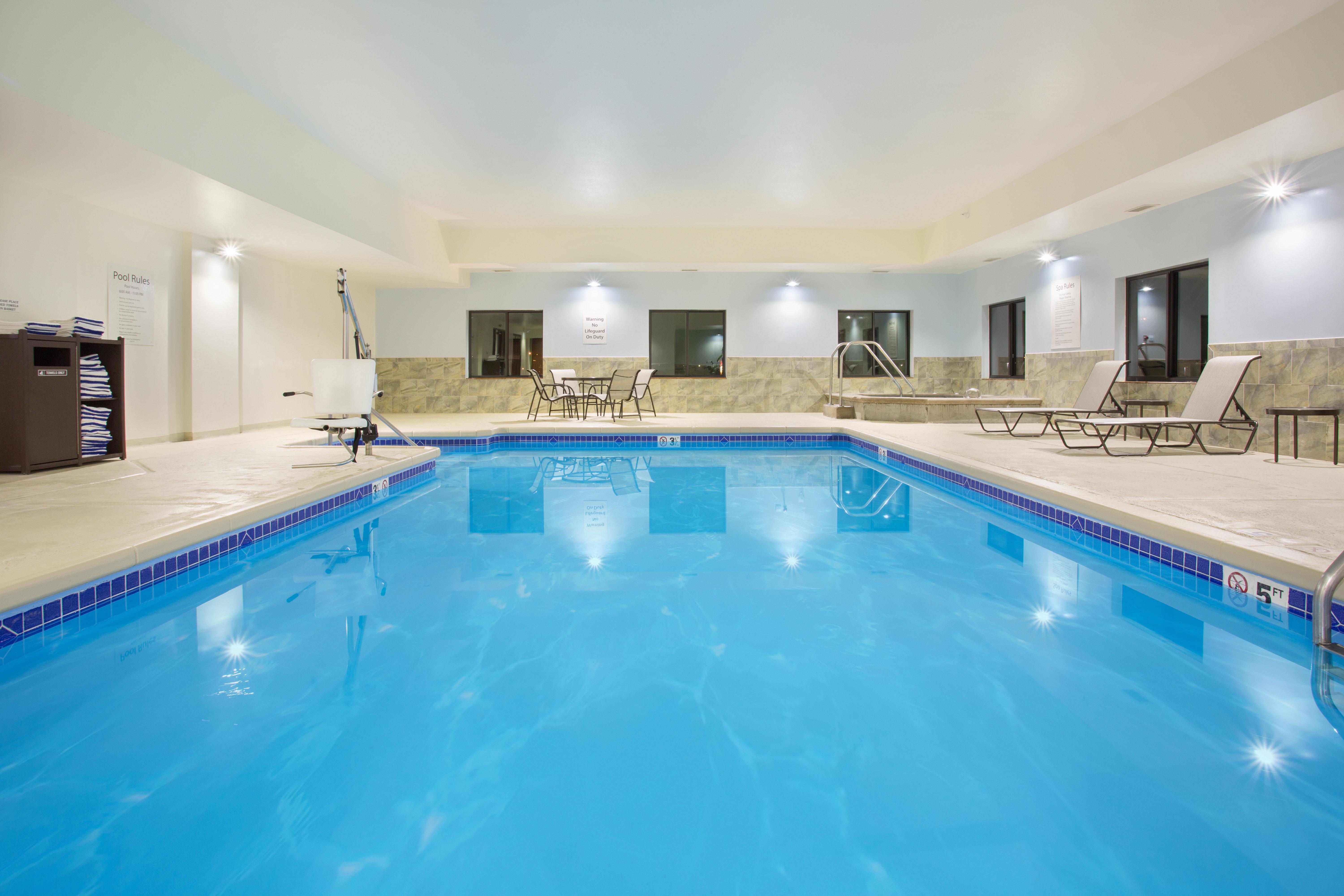 Holiday Inn Express Hotel & Suites Concordia Us 81 By Ihg Exteriör bild