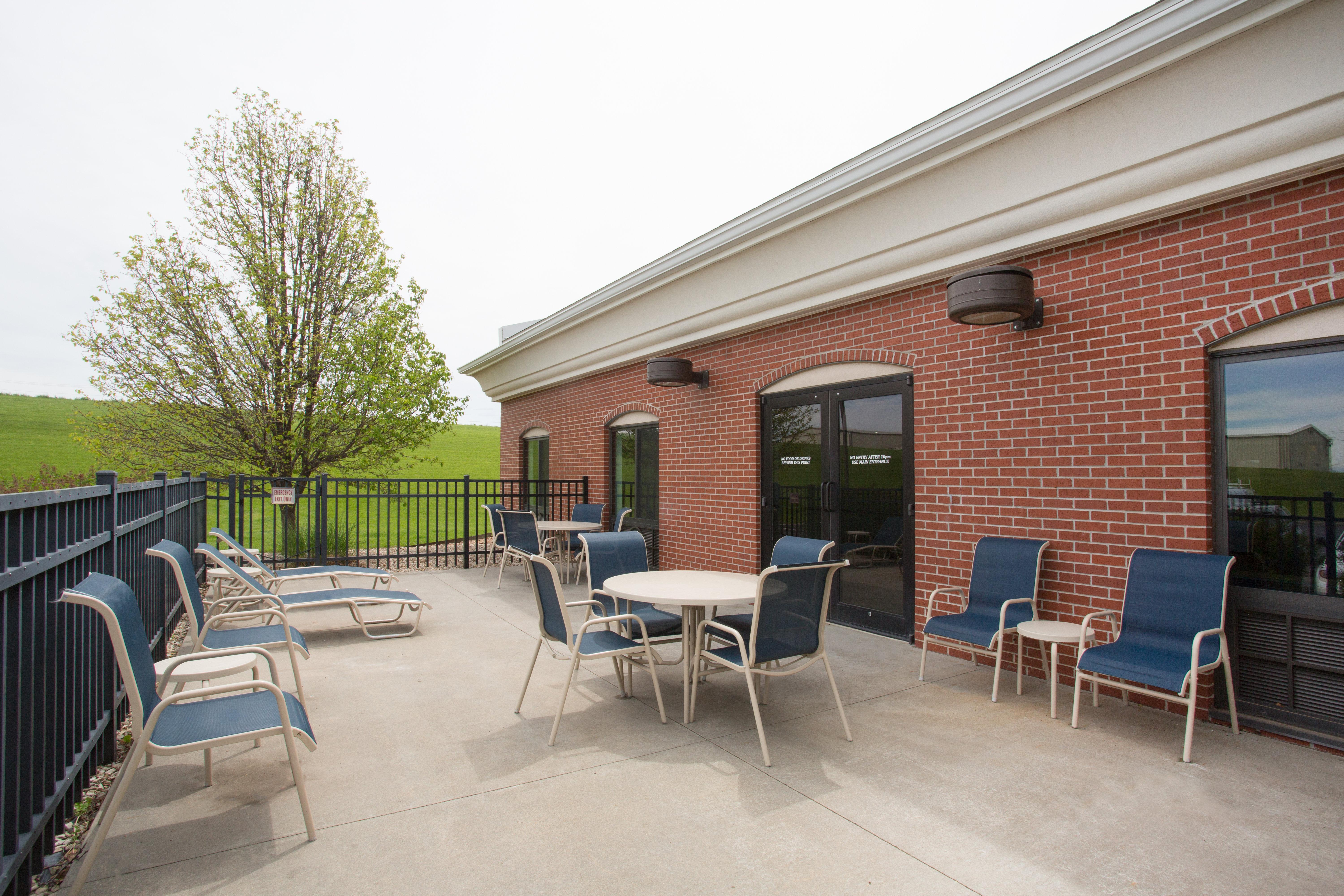 Holiday Inn Express Hotel & Suites Concordia Us 81 By Ihg Exteriör bild