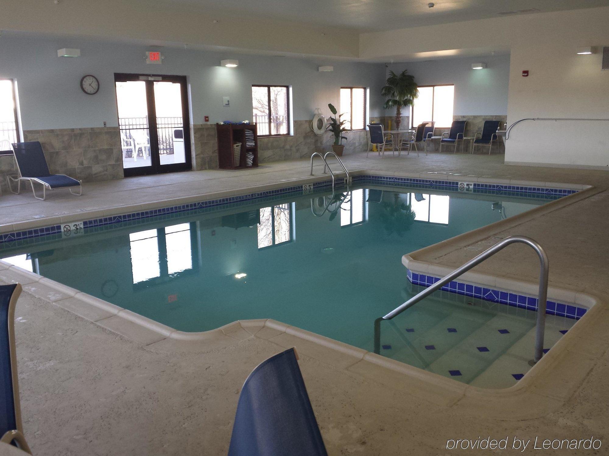 Holiday Inn Express Hotel & Suites Concordia Us 81 By Ihg Exteriör bild