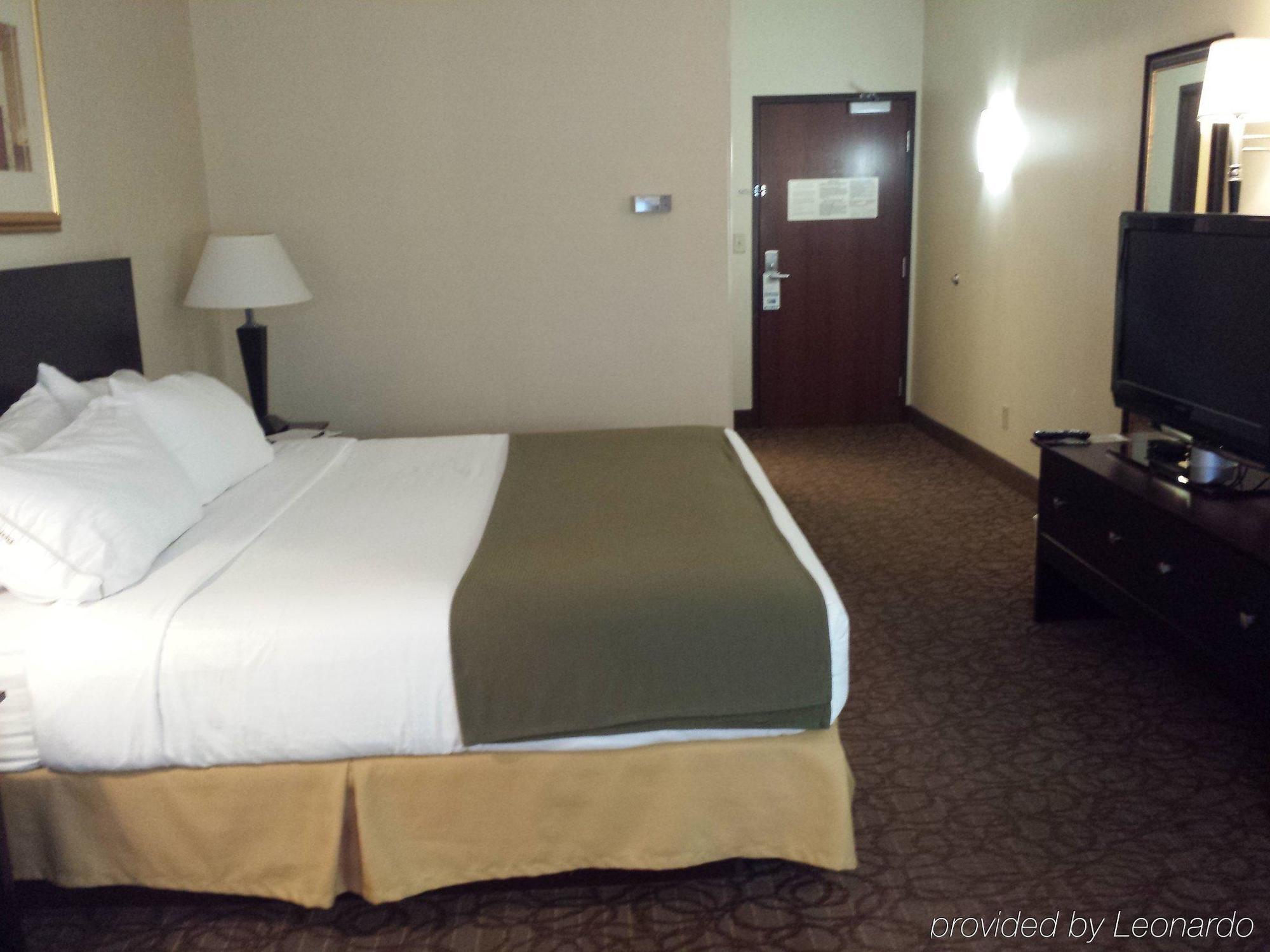 Holiday Inn Express Hotel & Suites Concordia Us 81 By Ihg Exteriör bild