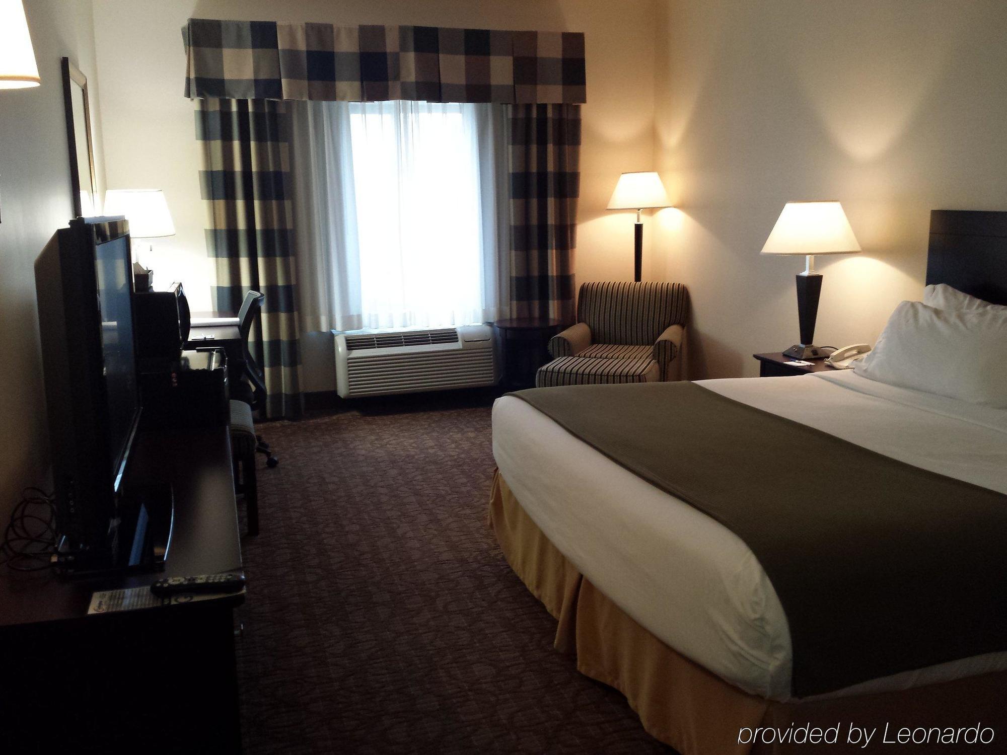 Holiday Inn Express Hotel & Suites Concordia Us 81 By Ihg Exteriör bild