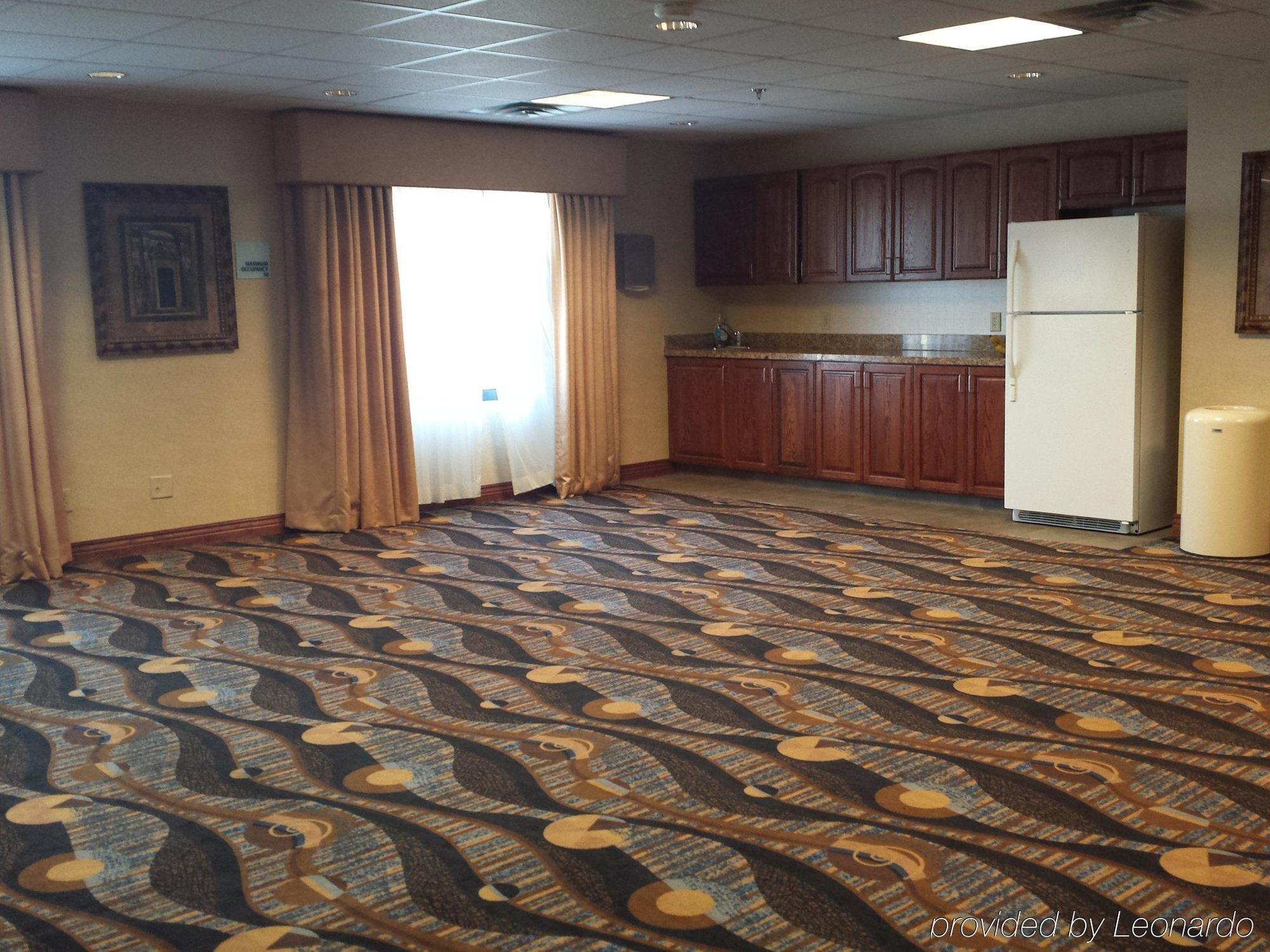 Holiday Inn Express Hotel & Suites Concordia Us 81 By Ihg Exteriör bild