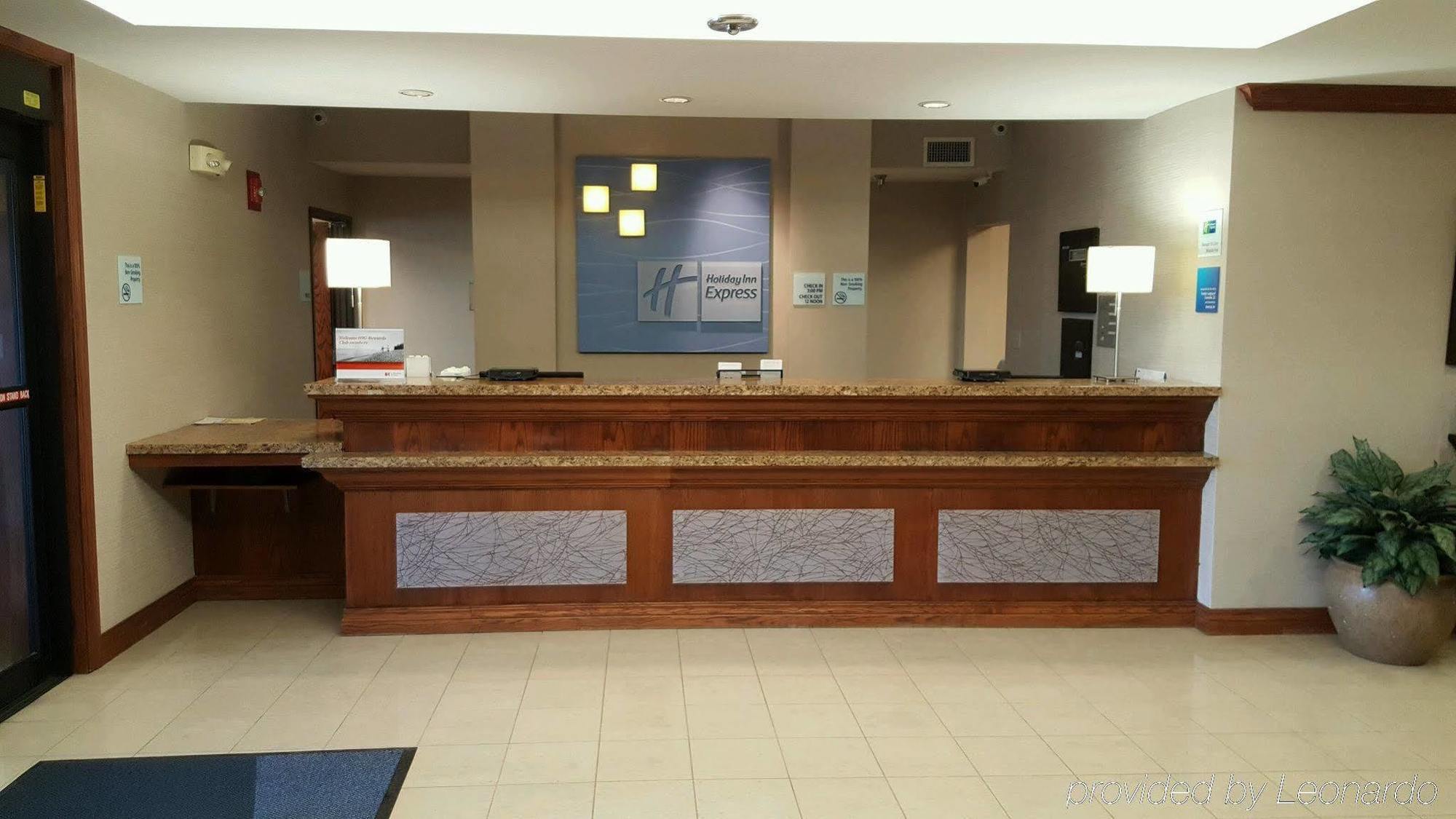 Holiday Inn Express Hotel & Suites Concordia Us 81 By Ihg Exteriör bild