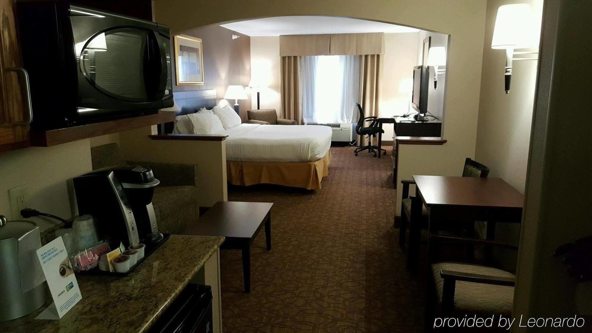 Holiday Inn Express Hotel & Suites Concordia Us 81 By Ihg Exteriör bild