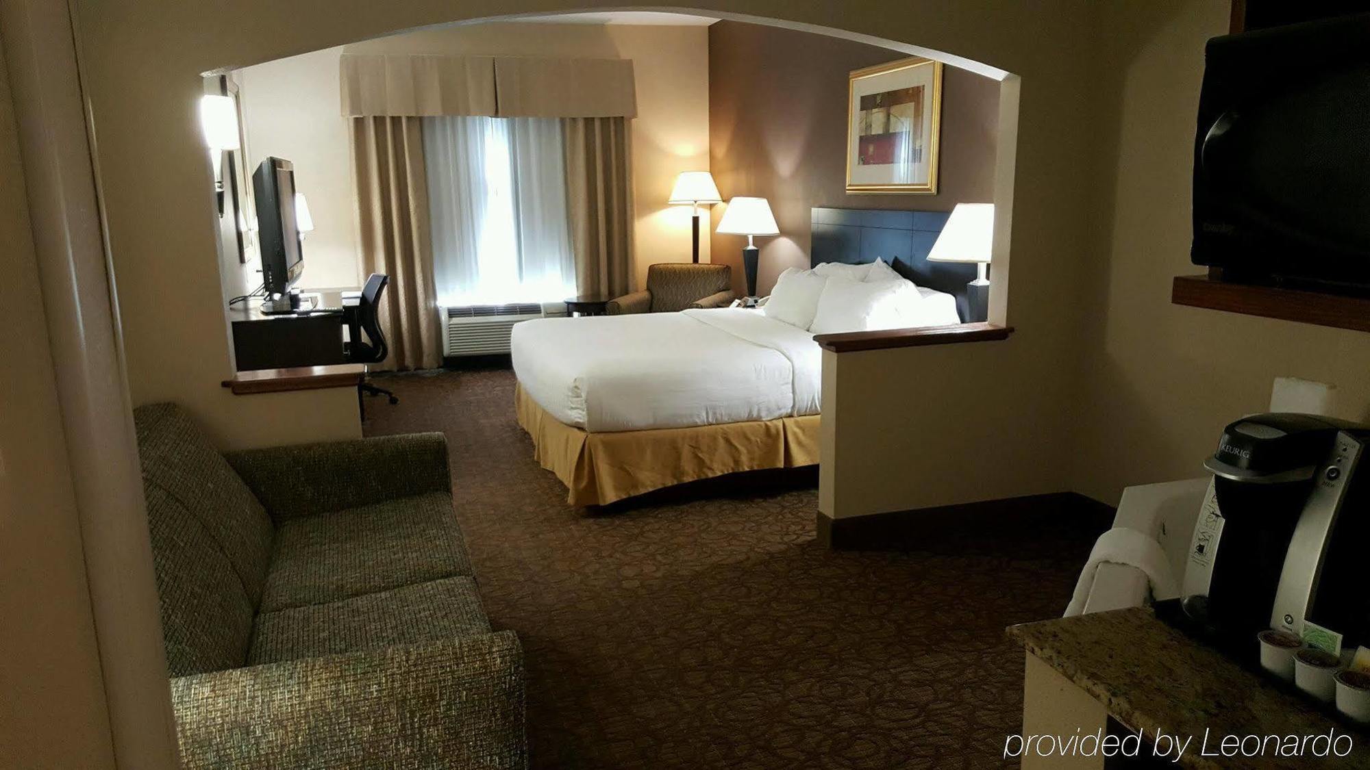 Holiday Inn Express Hotel & Suites Concordia Us 81 By Ihg Exteriör bild