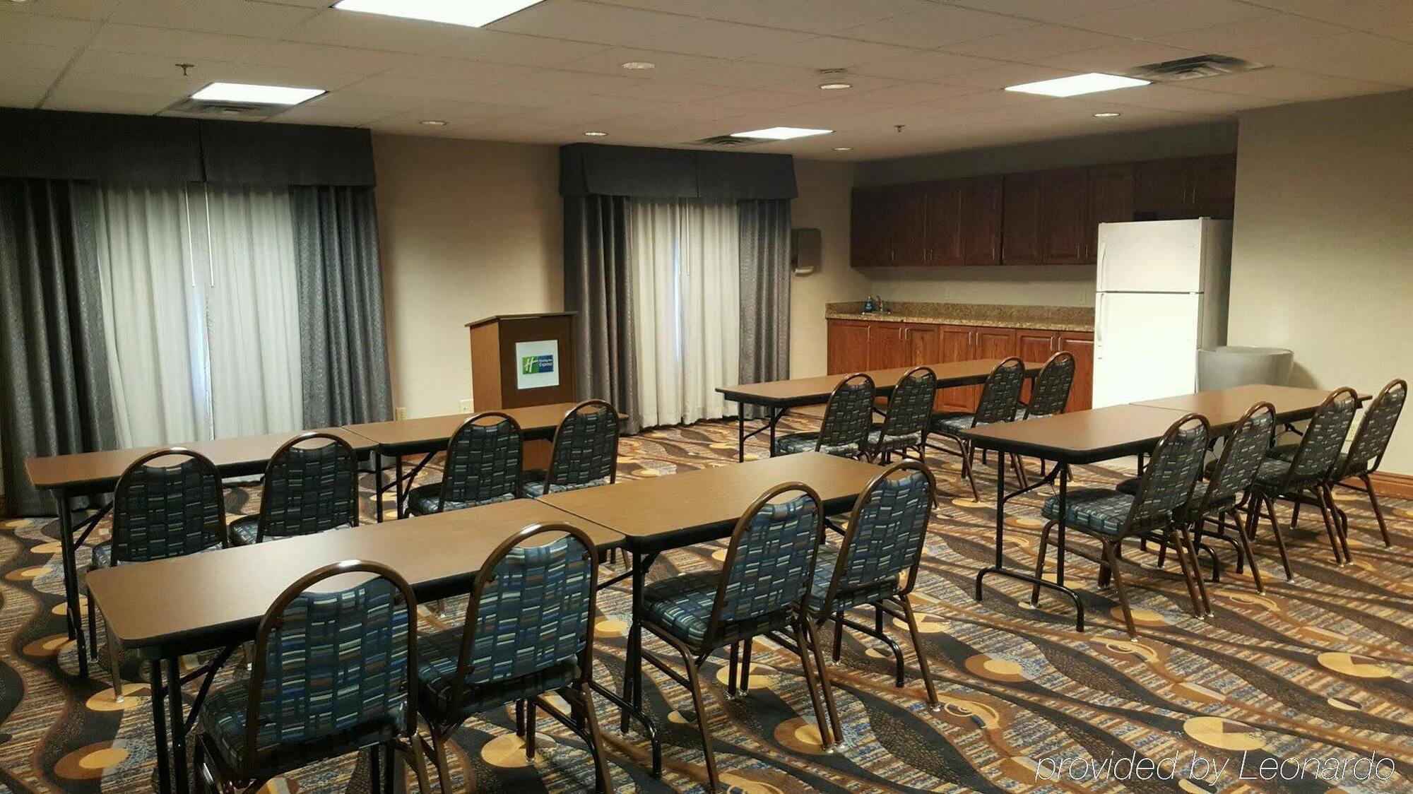 Holiday Inn Express Hotel & Suites Concordia Us 81 By Ihg Exteriör bild